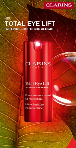 Neu: Clarins Total Eye Lift [Retinol-ähnliche Technologie]: Eine rote Flasche des Produkts ruht auf einem großen grünen Blatt mit sichtbaren Blattadern neben einer transparenten Blase. Lifting-Effekt in 30 Sekunden. Jetzt nachfüllbar.